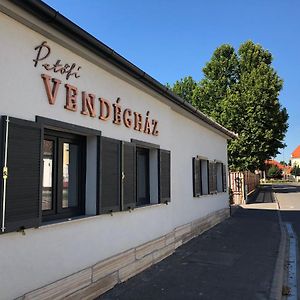 ホテル Petofi Vendeghaz キシュケーレシュ Exterior photo