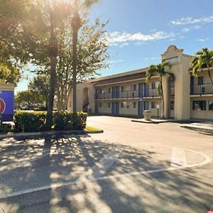 Motel 6 Riviera Beach Fl Exterior photo