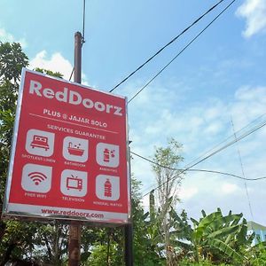 Reddoorz Plus Near Rs Jih Solo Exterior photo