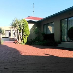 Zwelibanzi Guesthouse ヨハネスブルグ Exterior photo