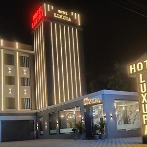 Hotel Luxura, アーメダバード Exterior photo