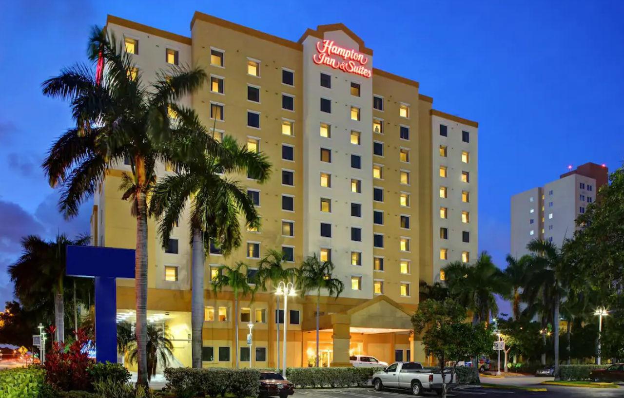 ホテル ハンプトン イン ＆ スイーツ マイアミ エアポート サウス / ブルー ラグーン エクステリア 写真