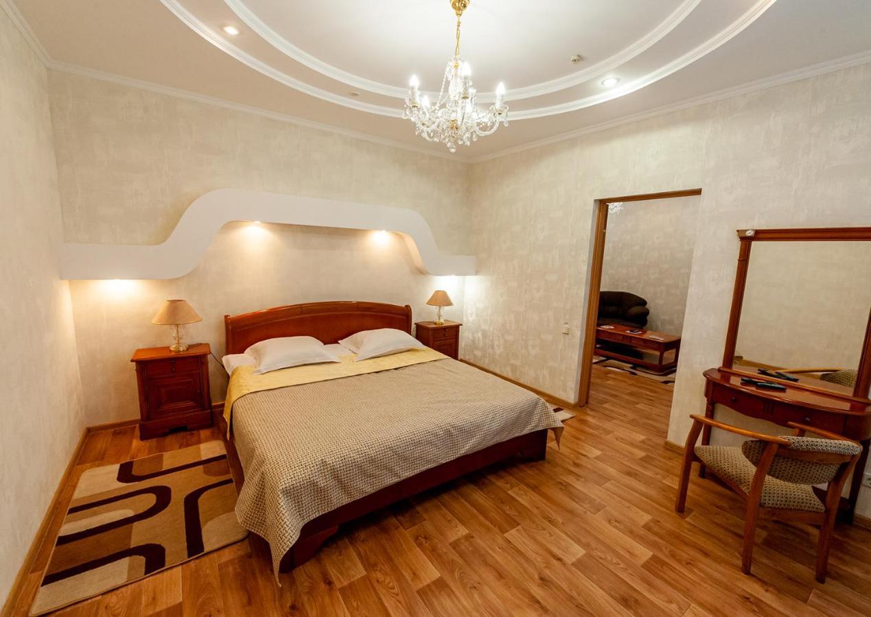 Hotel Palace Ukraine ムィコラーイウ エクステリア 写真