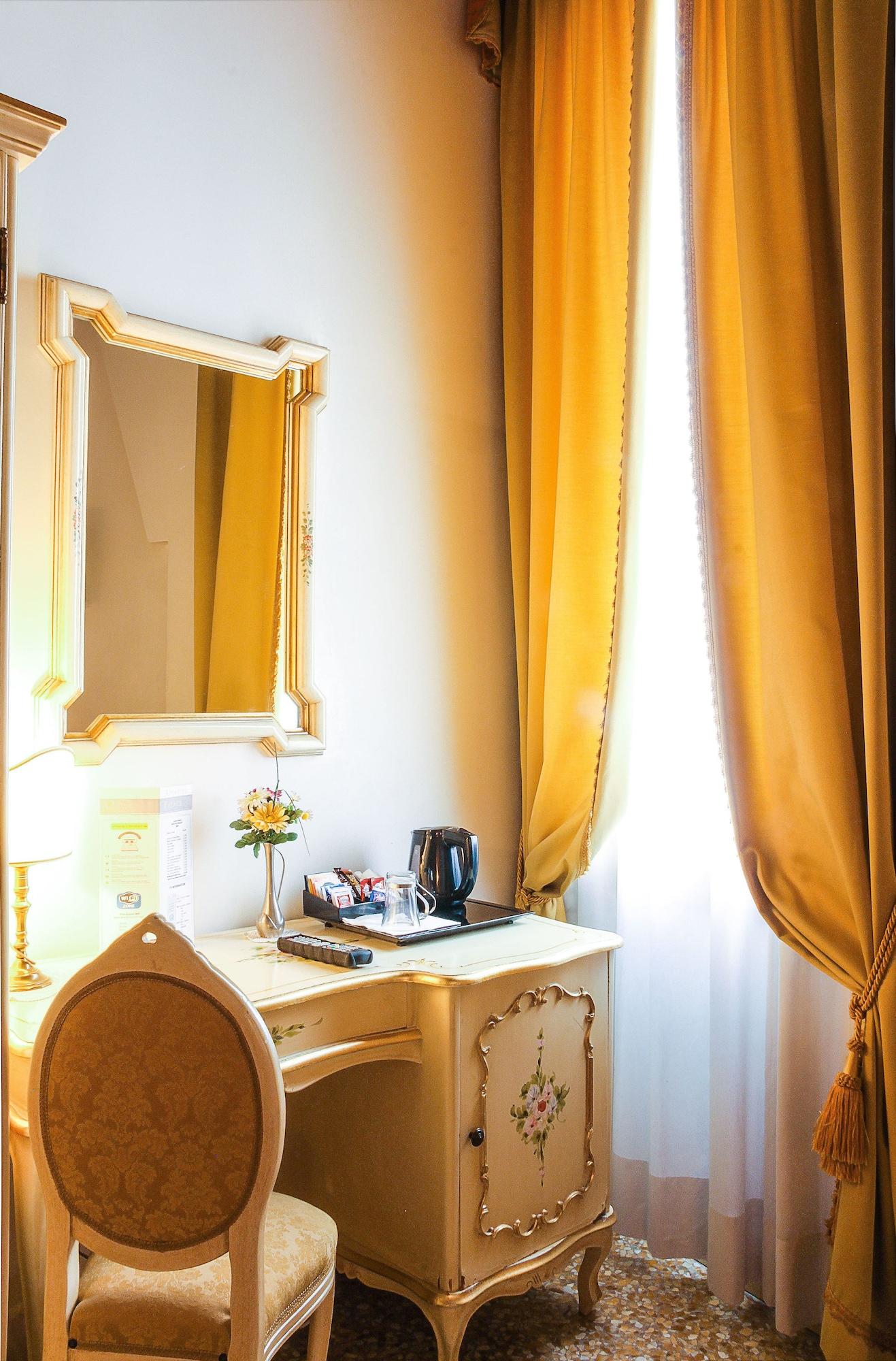 ヴェネツィア アポストーリ パレス Bed & Breakfast エクステリア 写真