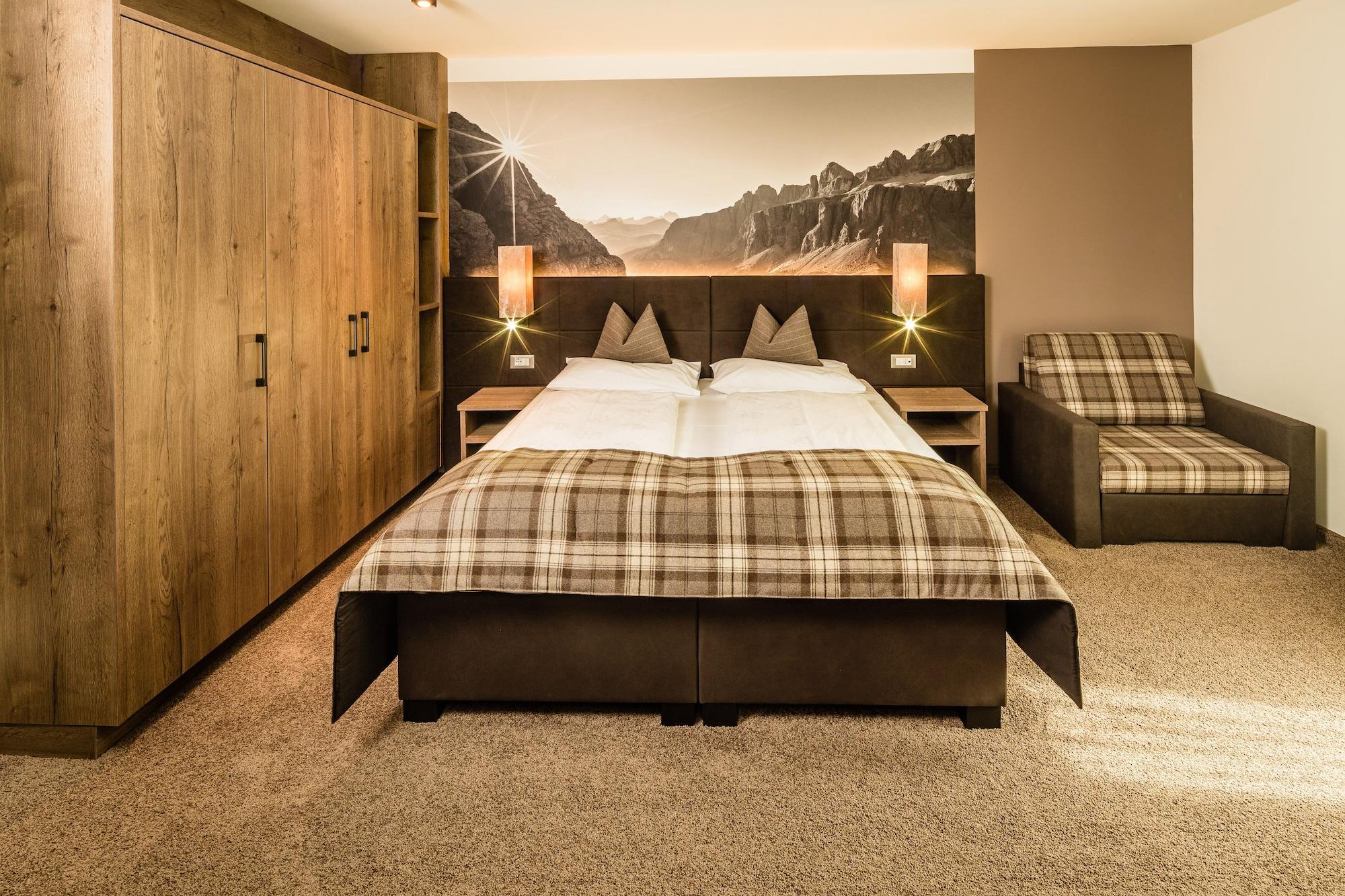 Hotel Touring Dolomites Santa Cristina Val Gardena エクステリア 写真