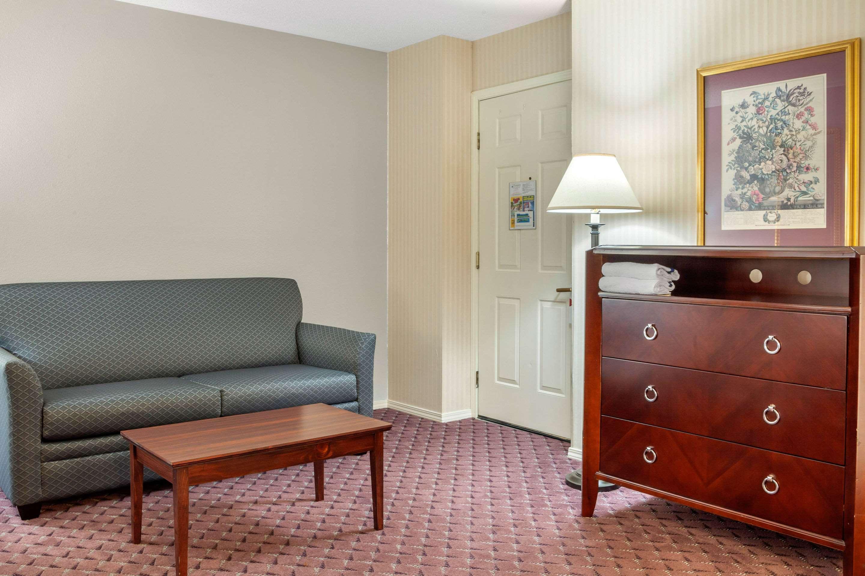 Clarion Hotel & Suites ウィスコンシン デルズ エクステリア 写真