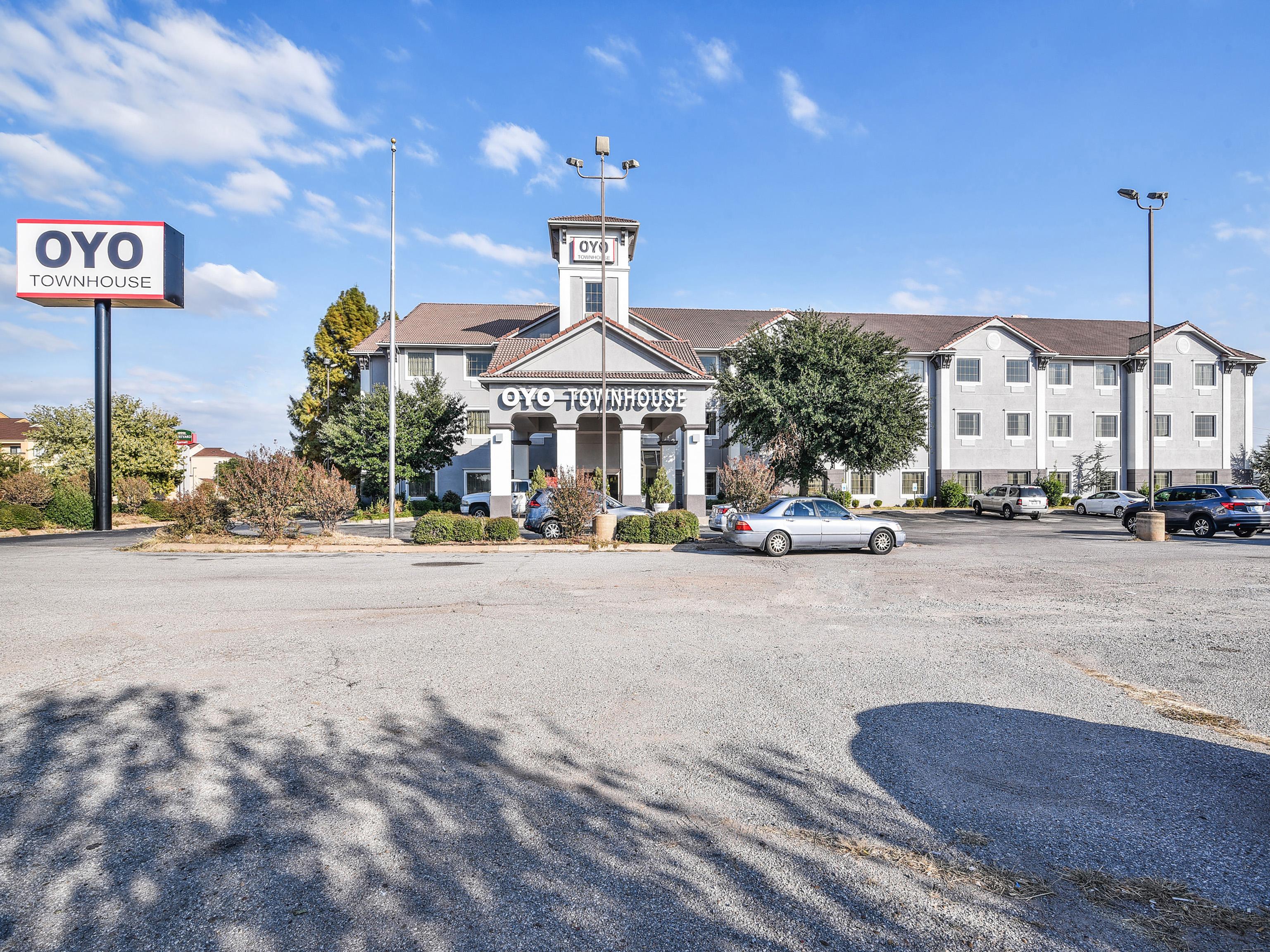 Oyo Townhouse Oklahoma City Airport エクステリア 写真