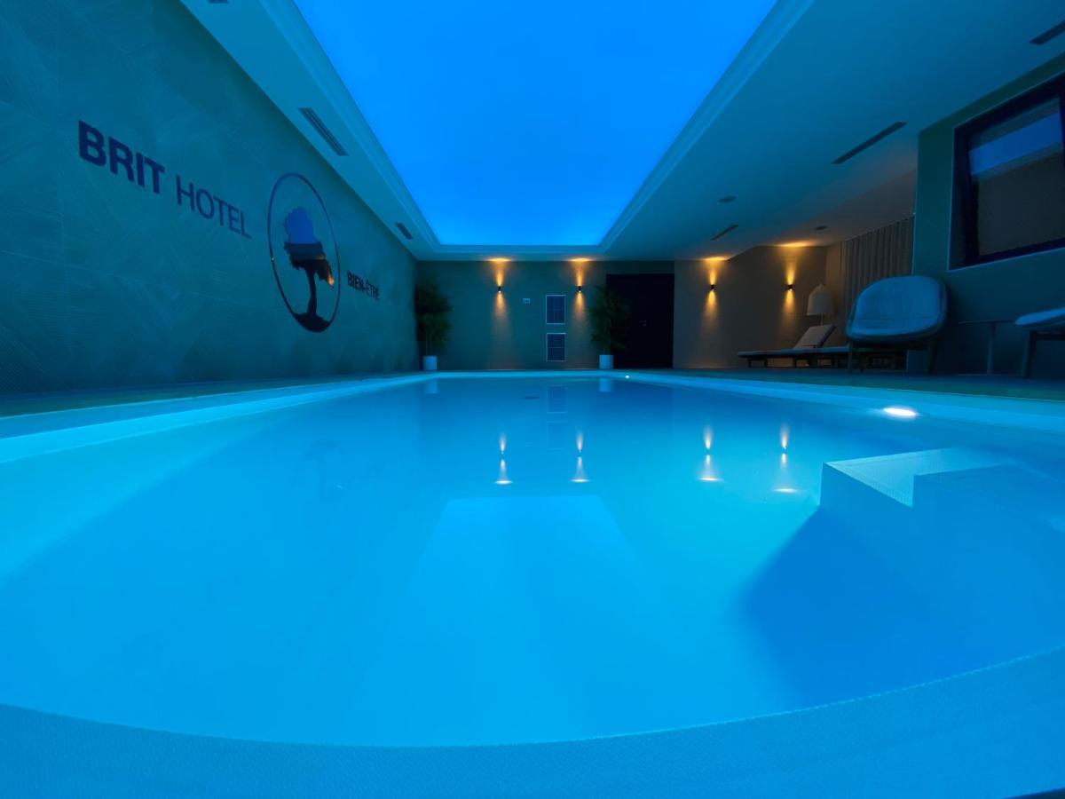 Brit Hotel Piscine & Spa - Fougeres Lecousse エクステリア 写真