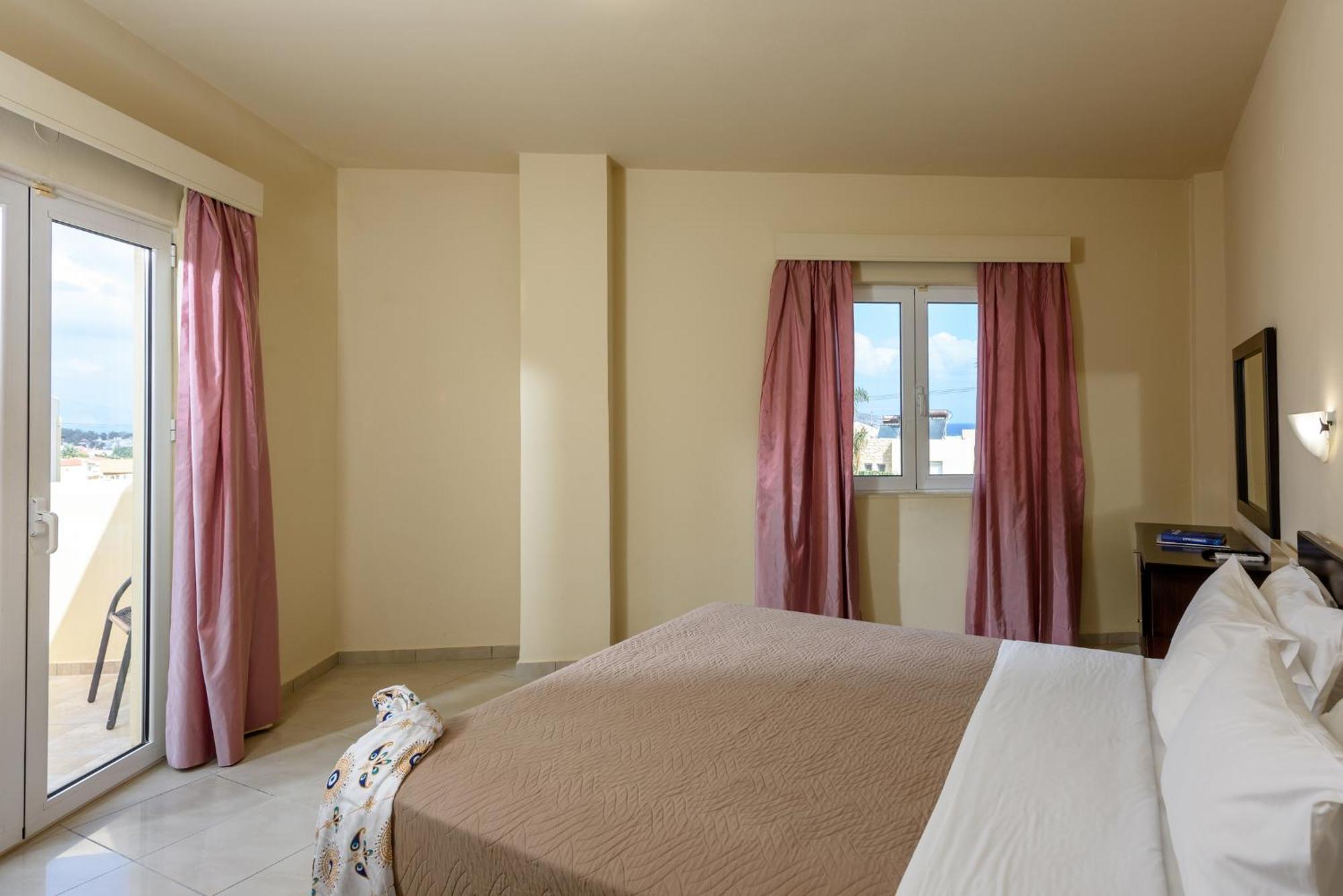 ホテル テオ Agia Marina エクステリア 写真