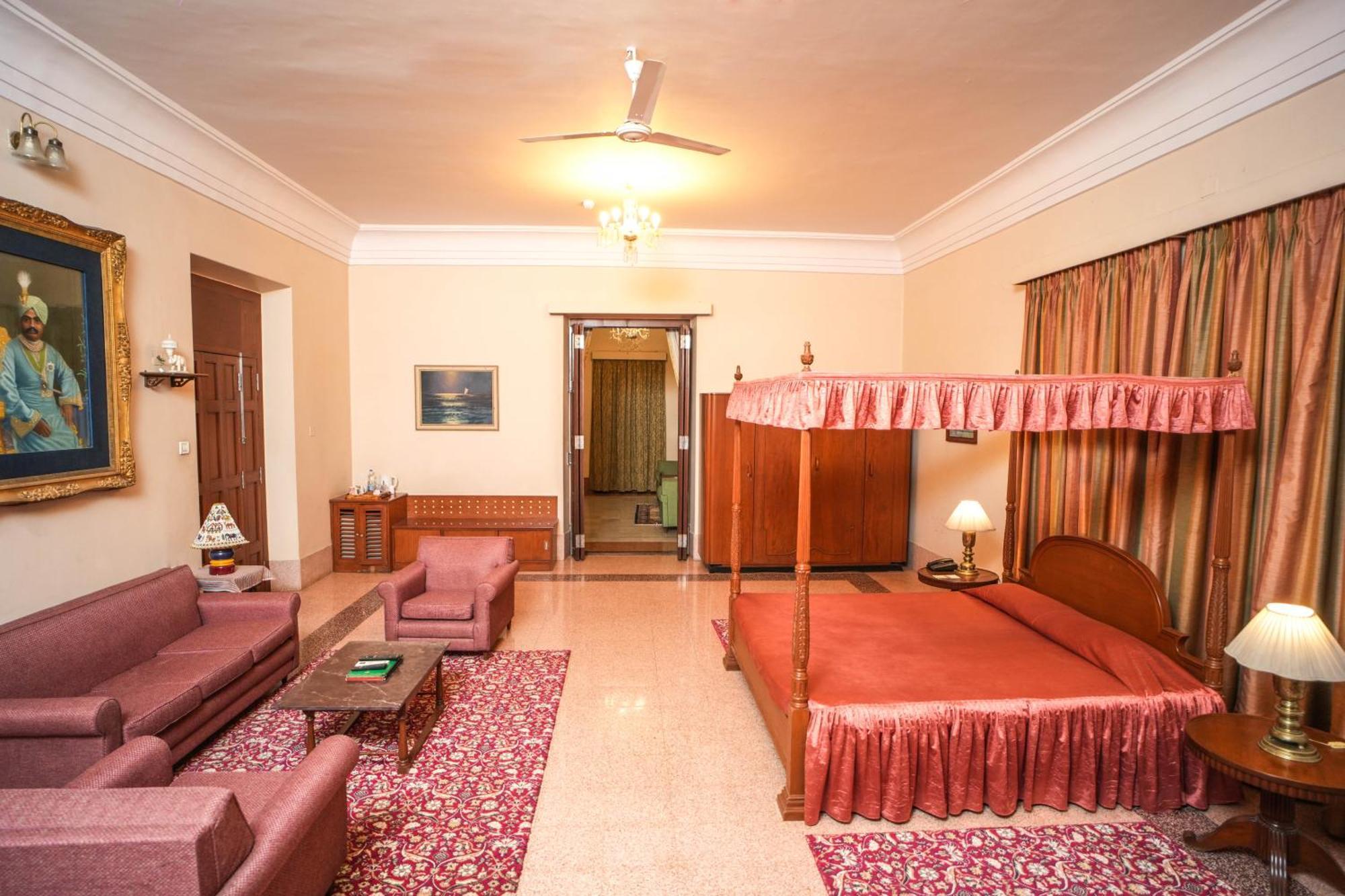 ニランバグ パレス ホテル バーヴナガル エクステリア 写真