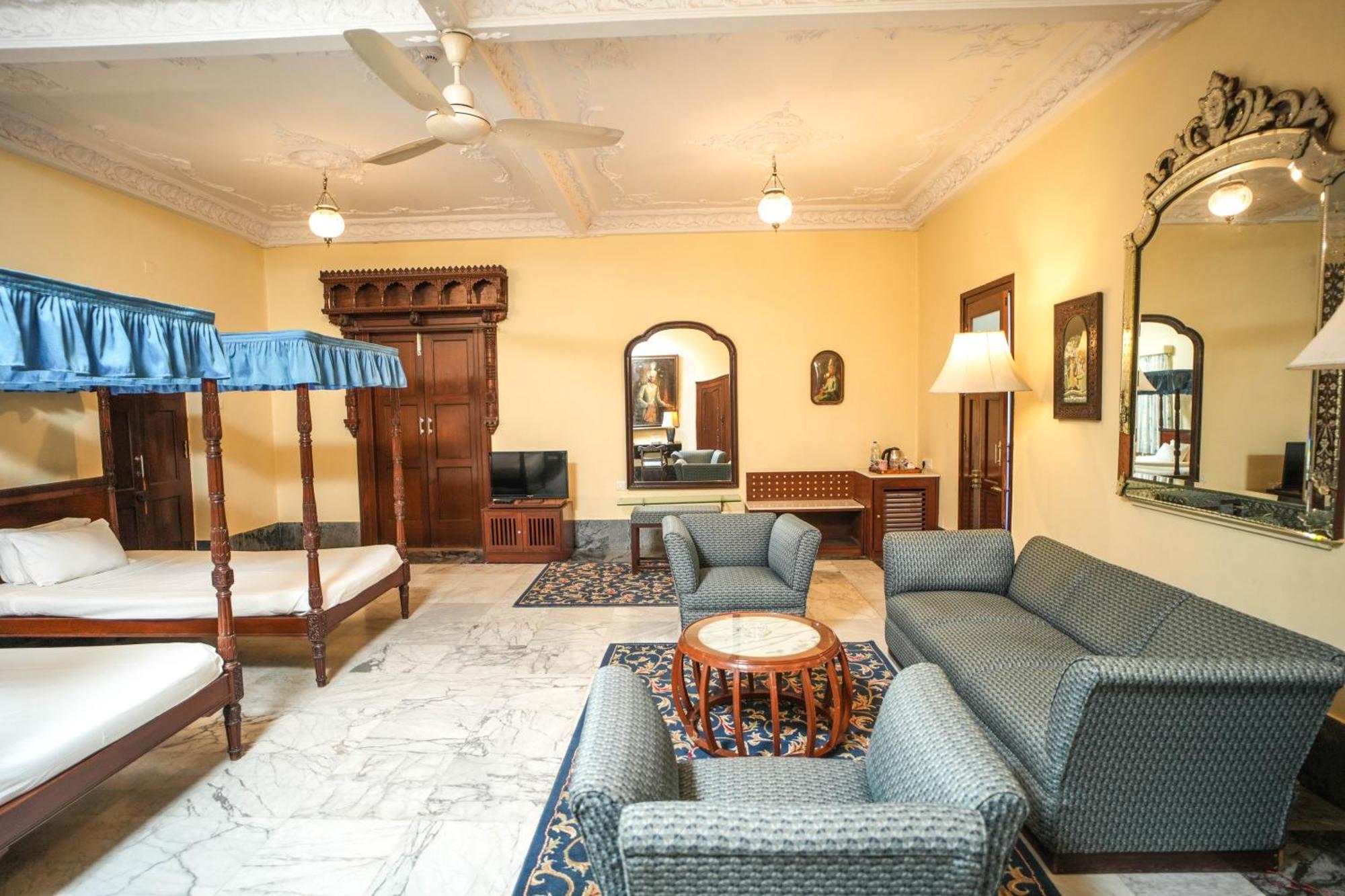 ニランバグ パレス ホテル バーヴナガル エクステリア 写真