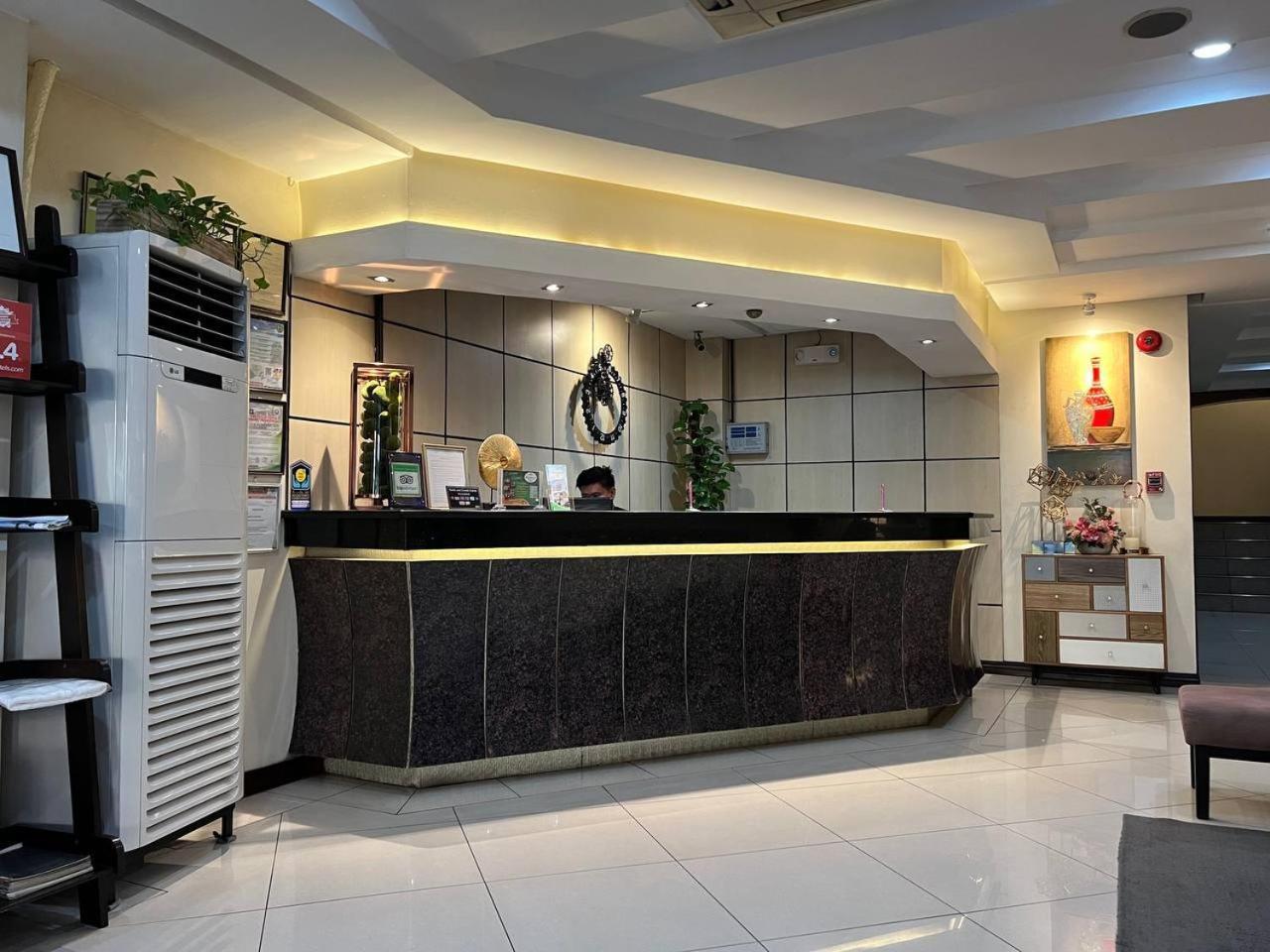 ホテル スービック レジデンシアス オロンガポ エクステリア 写真