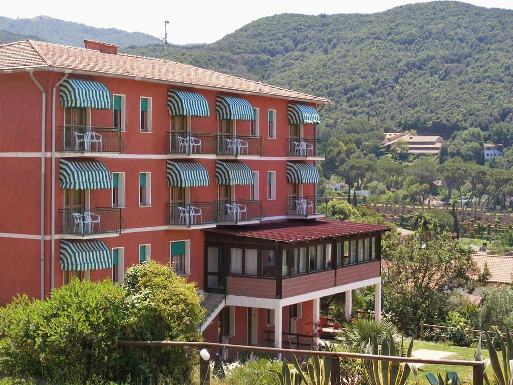 Hotel La Feluca ポルトフェッラーイオ エクステリア 写真