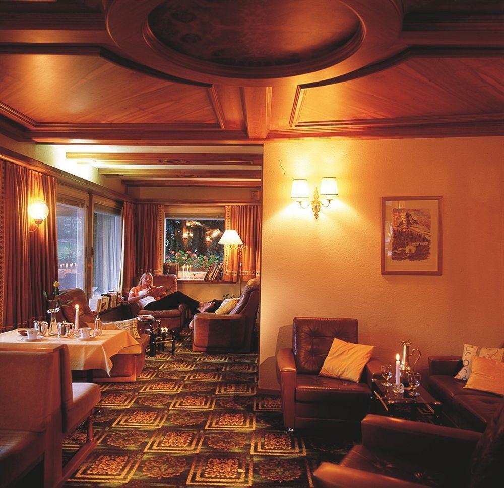 ホテル アルファ ツェルマット レストラン 写真
