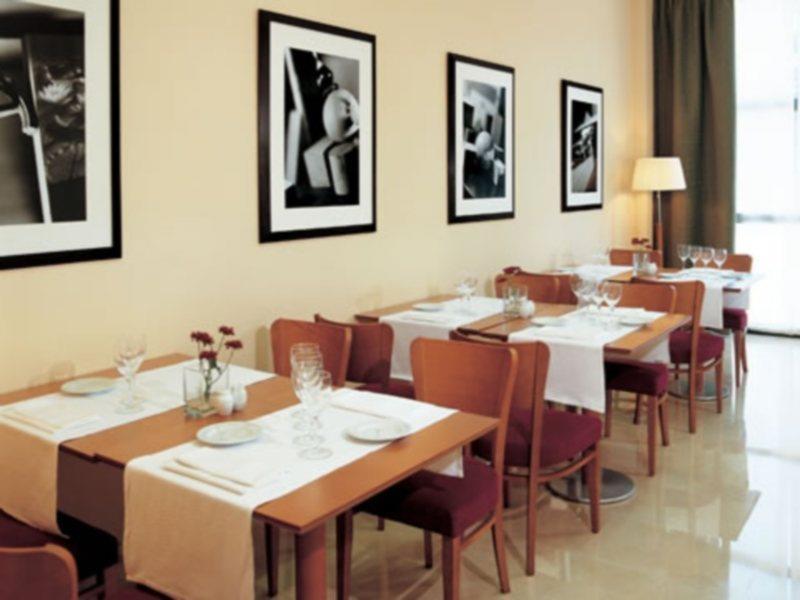 ホテル カタロニア ラ マキニスタ バルセロナ レストラン 写真