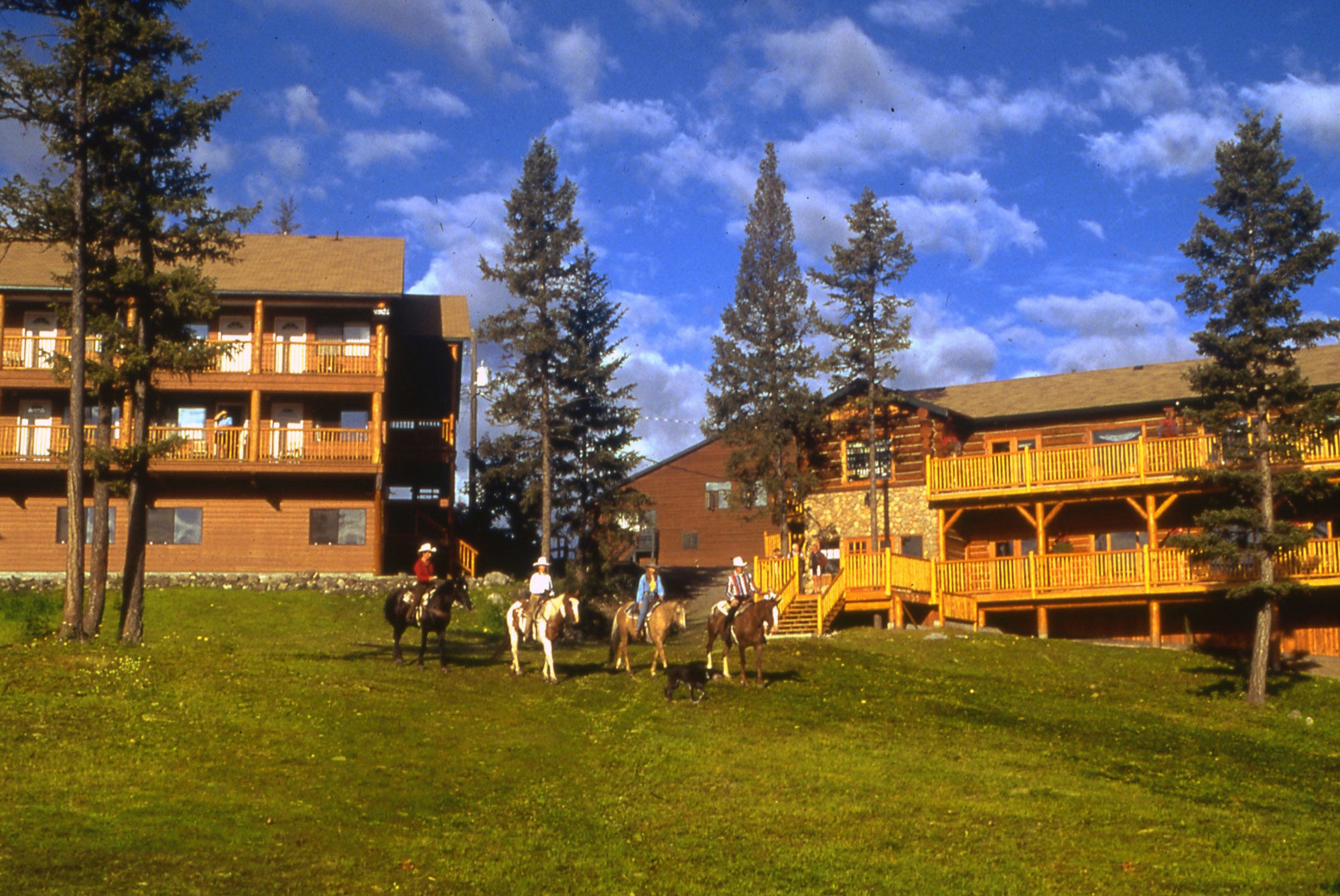 Spruce Hill Resort & Spa 108 Mile Ranch エクステリア 写真