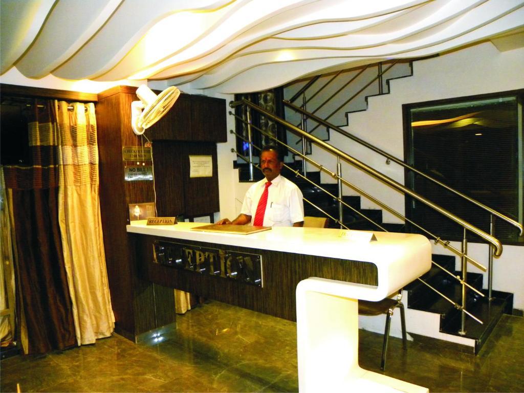 ホテル シュラダ サブリ パレス シルディ エクステリア 写真