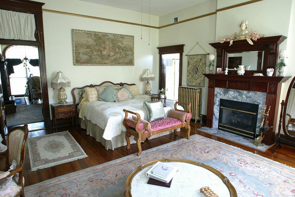 Beall Mansion An Elegant Bed & Breakfast Inn オールトン 部屋 写真