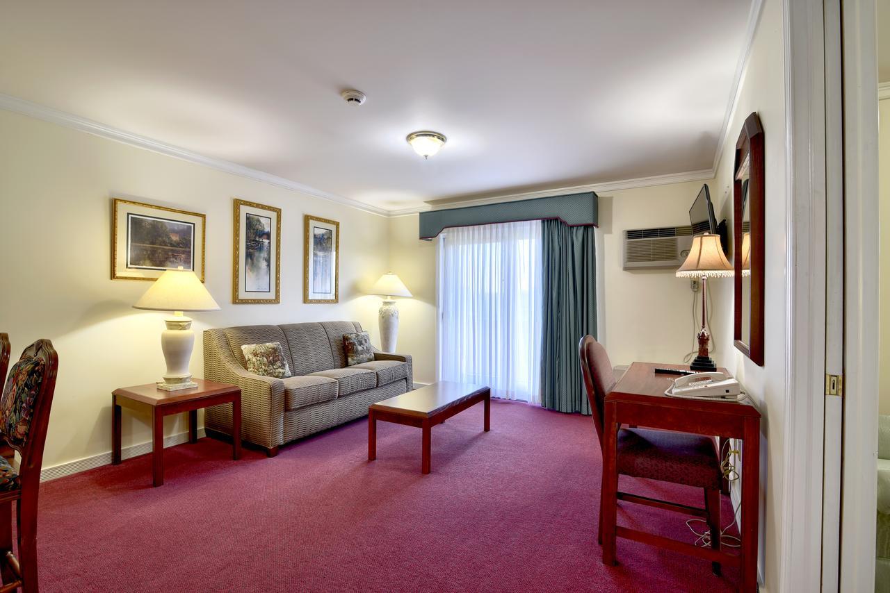 Roosevelt Inn & Suites Saratoga Springs ボールストン・スパ エクステリア 写真