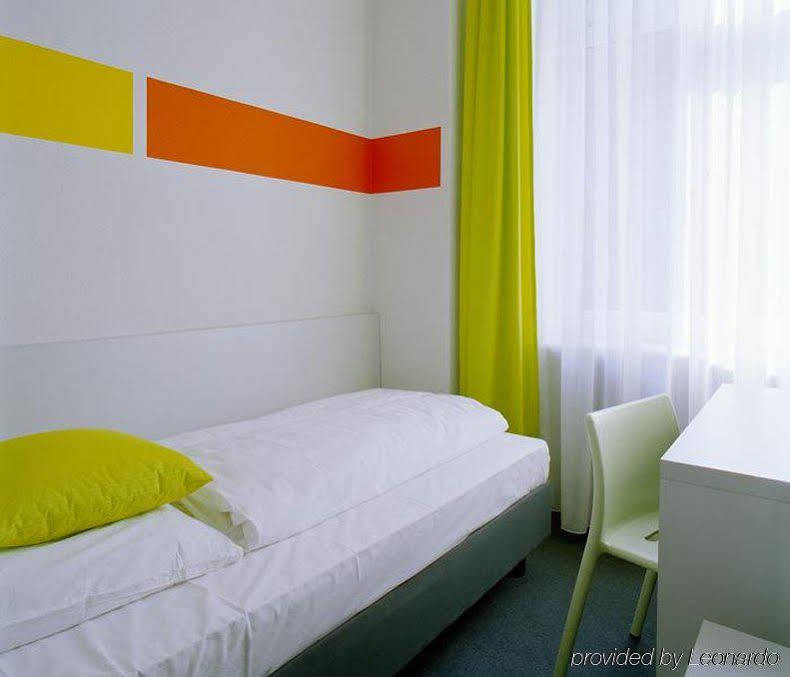 カラー ホテル フランクフルト 部屋 写真