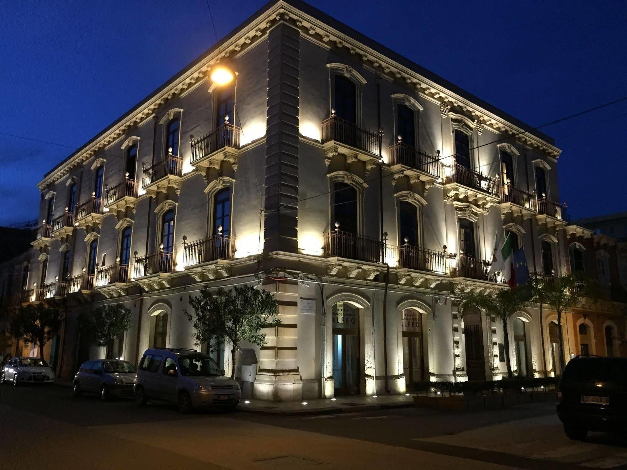 グランデ アルベルゴ アルフェオ ホテル シラクーサ エクステリア 写真