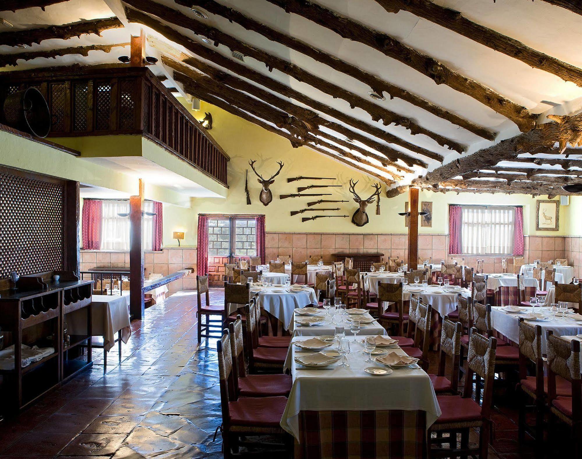 ホテル ラ ペルディス ラ・カロリナ レストラン 写真