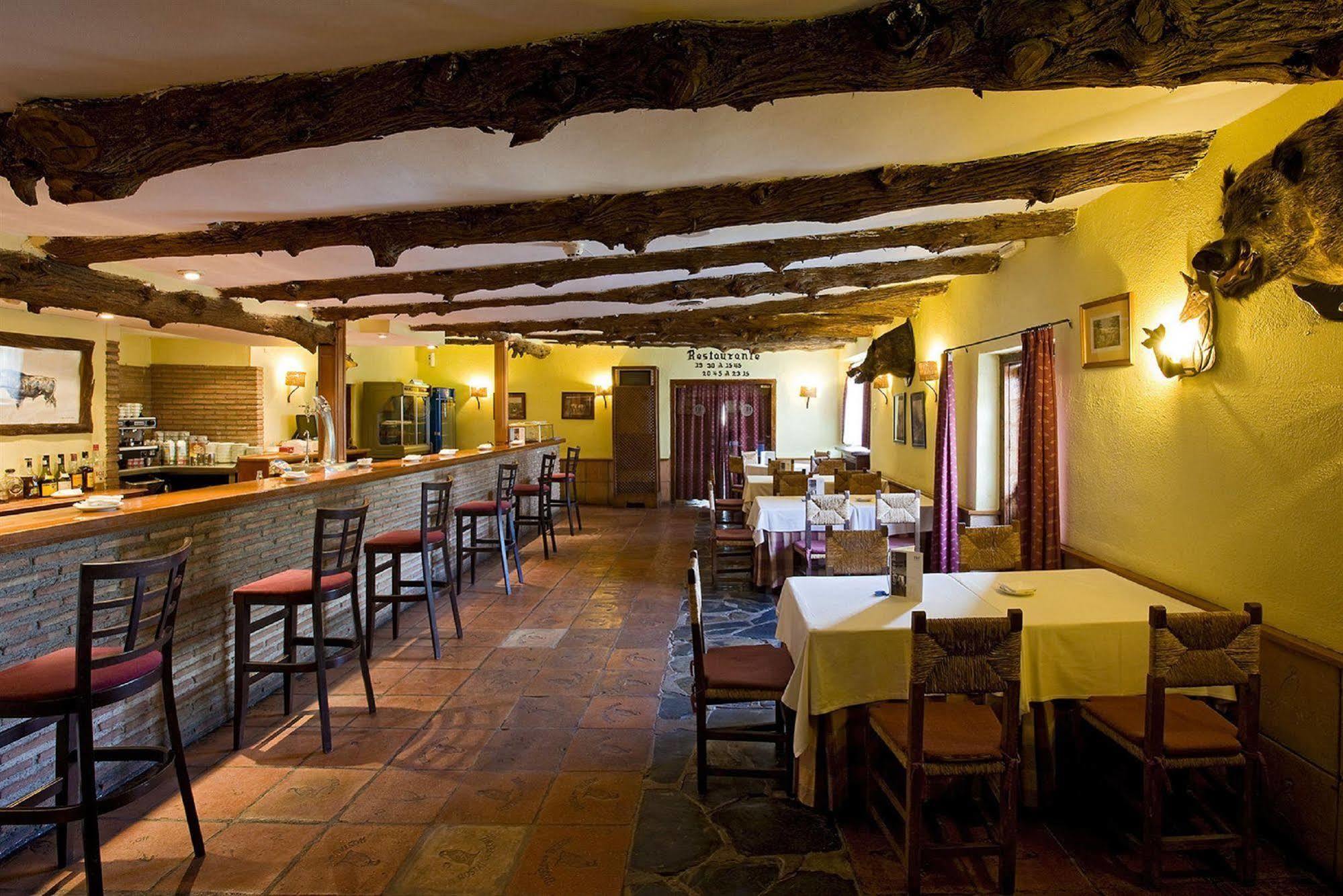 ホテル ラ ペルディス ラ・カロリナ レストラン 写真