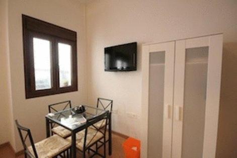 Apartamentos Km1 Tirso De Molina マドリード 部屋 写真