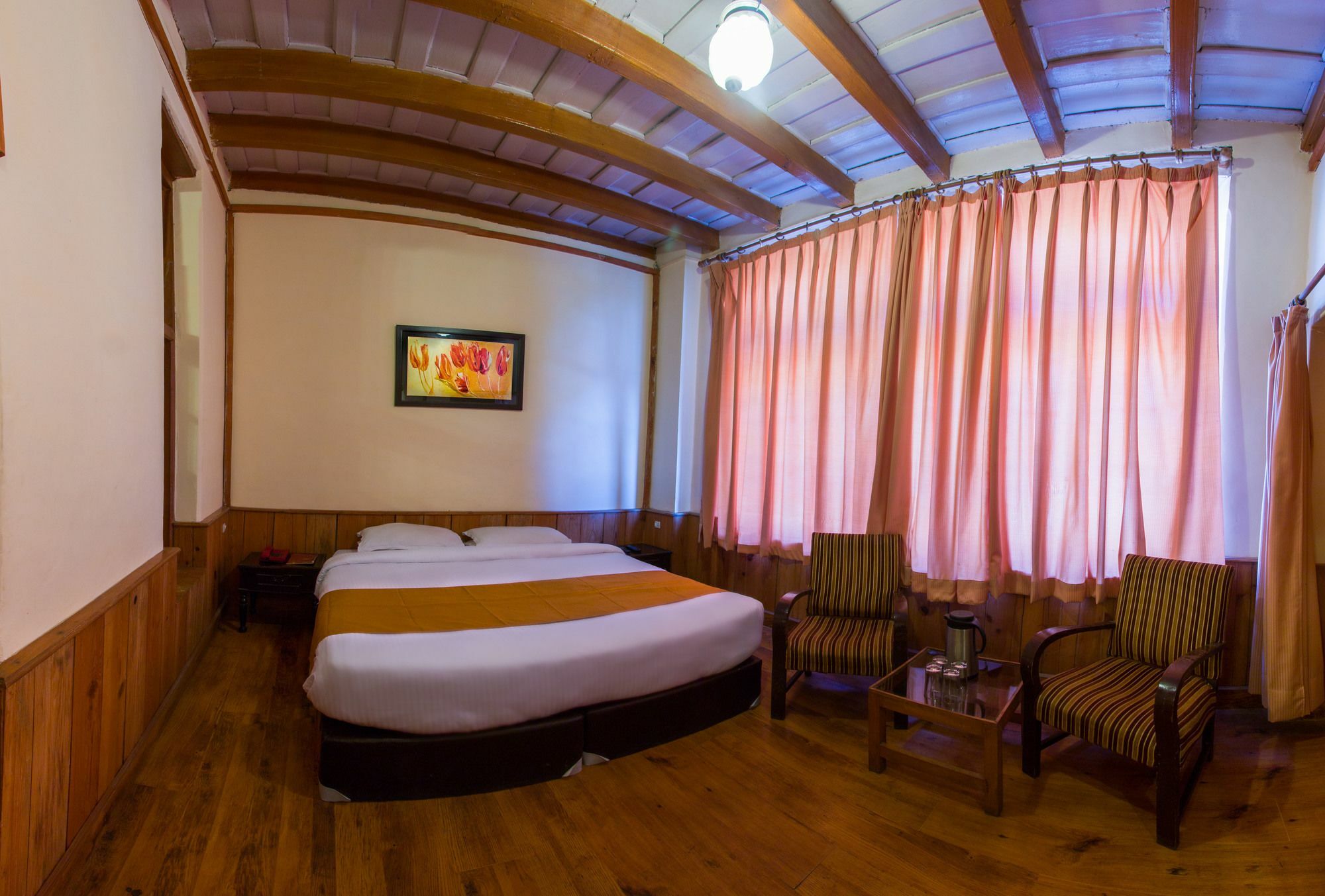 ホテル ヒマラヤ ナイニタール エクステリア 写真