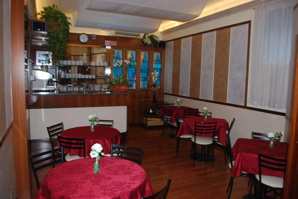 ホテル コラーロ ラ・スペツィア レストラン 写真