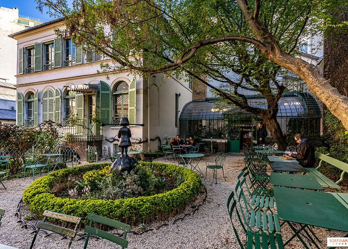 Musee de la Vie Romantique Discover the Café-salon de thé Rose Bakery and its verdant terrace ... photo