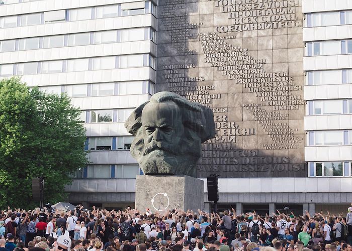 Karl Marx Monument 7m tall Bust of Karl Marx, Chemnitz Germany : r/megalophobia photo