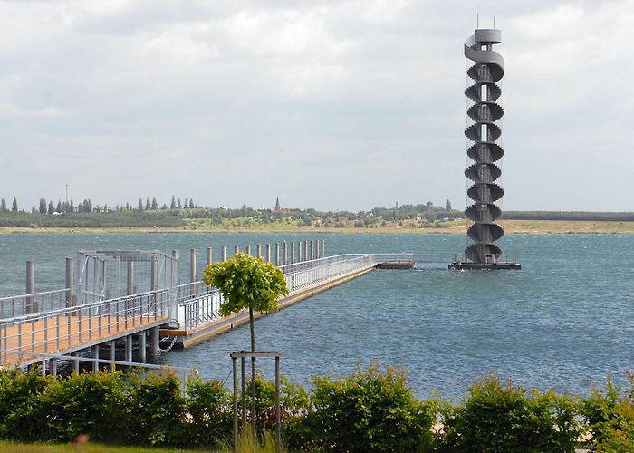 Pegelturm & Seebrücke Pegelturm ist so hoch wie der Goitzschesee tief ist und auch schon ... photo