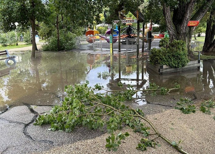 Tinkertown Early storm shuts Tinkertown down for day – Winnipeg Free Press photo