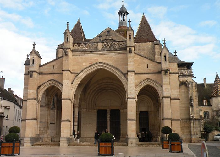 Collegiate Church of Notre Dame of Beaune File:Бон.Церковь-Нотр-Дам.jpg - Wikimedia Commons photo