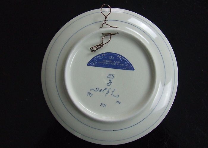 De Koninklijke Porceleyne Fles De Porceleyne Fles Delft small to medium sized handpainted ... photo