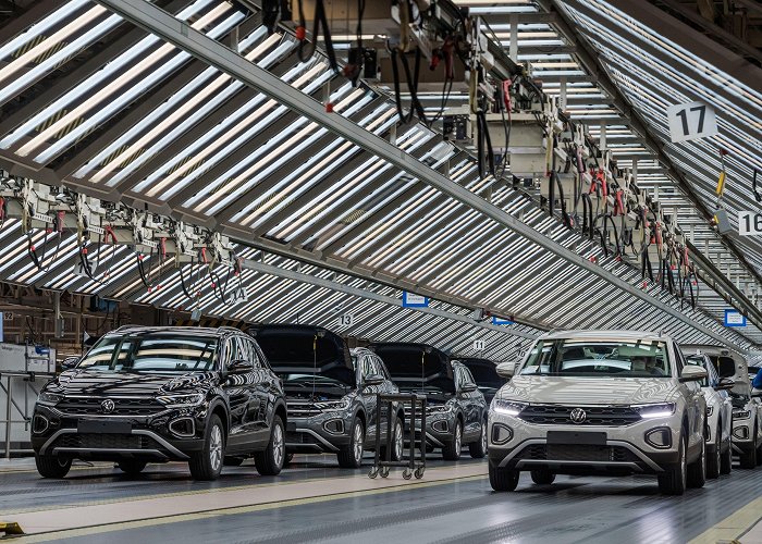 Volkswagen Autoeuropa RTLS maximizes worker safety - Siemens Global photo