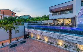 Luxury Villa Lorena With Heated Pool, Jacuzzi,Sauna And Seaview ツリクヴェニツァ Exterior photo