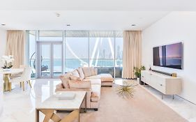 Luxury 2 Bedroom Beachfront Apt W Stunning Sea View ドバイ Exterior photo