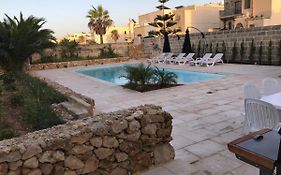 Beautifully Converted Farmhouse Villa In Gozo With Large Pool And Outdoor Area ガルブ Exterior photo