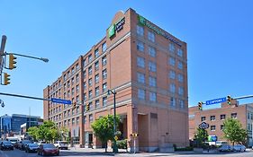 Holiday Inn Express & Suites Buffalo Downtown - Medical Ctr バッファロー Exterior photo