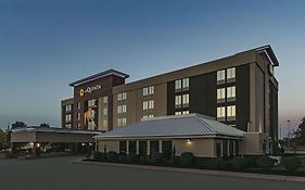 La Quinta Inn & Suites By Wyndham Cleveland Airport West ノース・オルムステッド Exterior photo