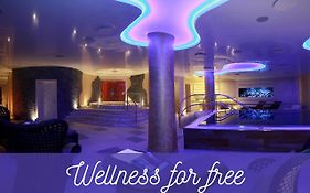 Hotel Ambiente Wellness & Spa カルロヴィ・ヴァリ Exterior photo