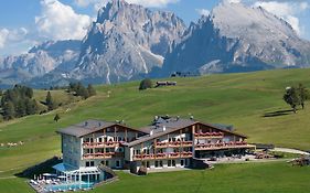 Hotel Santner Alpine Sport & Relax アルペ・ディ・シウージ Exterior photo