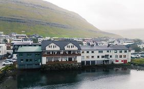 Spacious City Center Home By The Sea Klaksvík Exterior photo