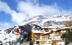 Dolomites Base Camp Hotel Olympia アラッバ Exterior photo