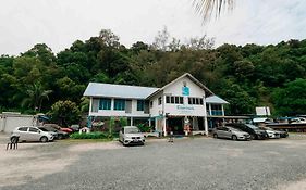 Riverbank Dungun Guesthouse & Cafe Exterior photo