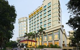 ホテル Courtyard By Marriott Bandung Dago Exterior photo