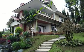 Villa Bougenvile Lembang Asri Exterior photo