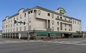 Guesthouse Inn & Suites Anchorage Inn アンカレッジ Exterior photo